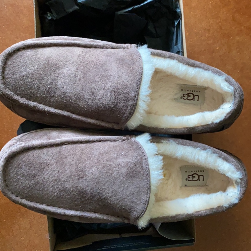 UGG Men’s Ascot slippers, size 11 with box